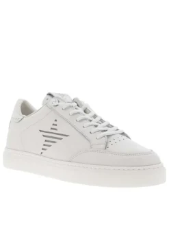 Tennis en cuir blanches plates et à lacets élastiqués avec trous d'aérations