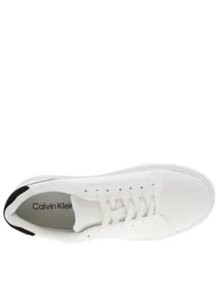 Tennis en cuir blanches à talon plat avec des lacets et logo noir