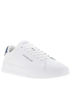 Tennis en cuir blanches à talon plat avec marque gravée et des lacets plats