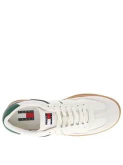 Tennis en cuir écrues avec des détails verts à semelle plate et à lacets plats