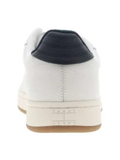 Tennis en cuir écrues à talon plat avec des lacets et un revêtement en grains