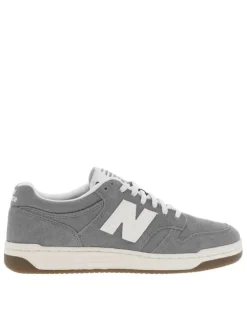 Tennis en cuir grises en daim avec des détails blancs et à semelle plate