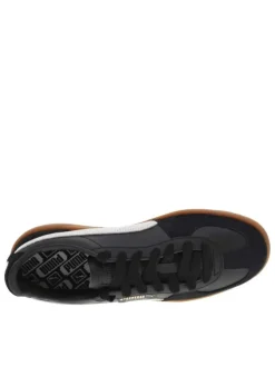 Tennis en cuir noires à semelle marron avec lacets plats et logo blanc et doré