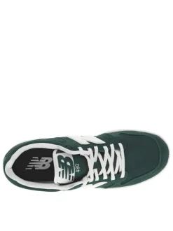 Tennis en cuir vertes en daim à semelle plate écrue et à lacets plats tressés