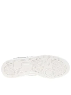 Tennis grises avec le nom de la marque à semelle plate et à lacets plats