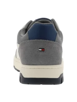 Tennis grises à talon plat avec un patch de la marque à la languette