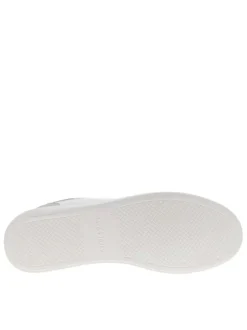 Tennis Jordan blanches à talon plat avec des lacets et logo embossé