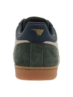 Tennis kaki en cuir nubuck avec un talon plat et des lacets