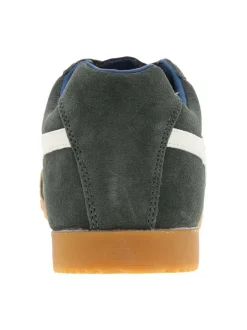 Tennis kaki en cuir nubuck avec un talon plat et des lacets