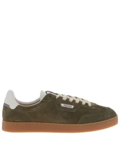 Tennis kaki en cuir à talon plat avec des lacets et revêtement doux