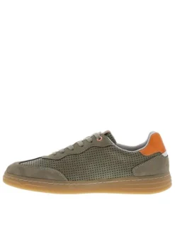 Tennis kakis à petits trous avec des lacets plats et une semelle plate