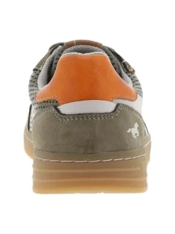 Tennis kakis à petits trous avec des lacets plats et une semelle plate