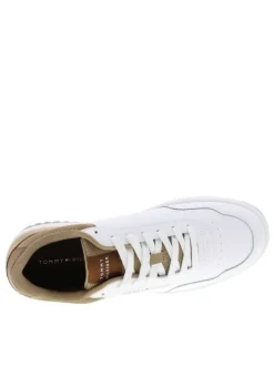 Tennis sable et blanches en cuir à talon plat avec des lacets
