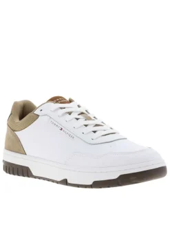 Tennis sable et blanches en cuir à talon plat avec des lacets