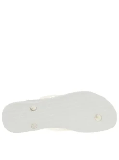 Tongs Slim blanches aspect nacré avec logo en relief sur la bride