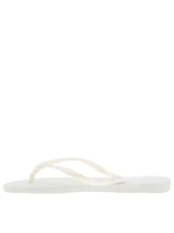 Tongs Slim blanches aspect nacré avec logo en relief sur la bride