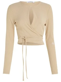 Top beige avec une coupe ajustée un col rond et à manches longues