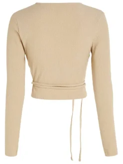 Top beige avec une coupe ajustée un col rond et à manches longues