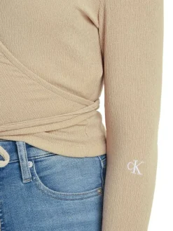 Top beige avec une coupe ajustée un col rond et à manches longues