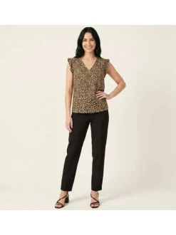 Top beige à motif animalier avec une coupe droite et un col V