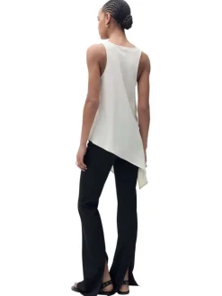 Top beige uni avec une coupe droite sans manches et un col rond