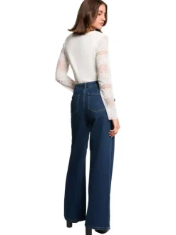 Top blanc floral avec une coupe droite et des manches longues