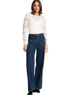 Top blanc floral avec une coupe droite et des manches longues