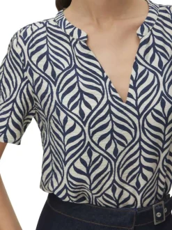 Top blanc à motifs pourvu d'une coupe droite et d'un col tunisien
