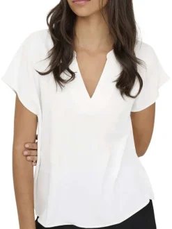 Top blanc uni avec une coupe droite et des manches courtes