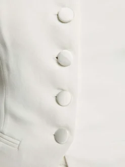 Top blanc uni chic pourvu d’une coupe droite et d’un col en V