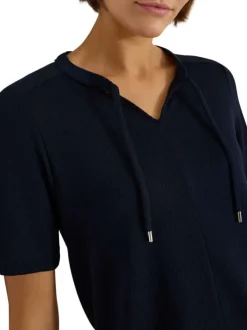 Top bleu marine uni avec une coupe droite et un col tunisien