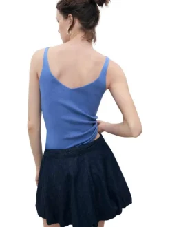 Top bleu uni avec une coupe droite à col v et des bretelles