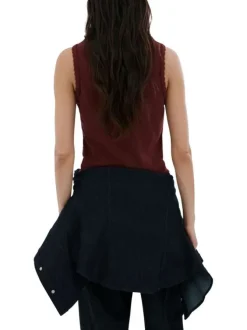 Top bordeaux uni avec une coupe moulante et un col rond à dentelle