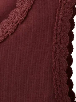 Top bordeaux uni avec une coupe moulante et un col rond à dentelle