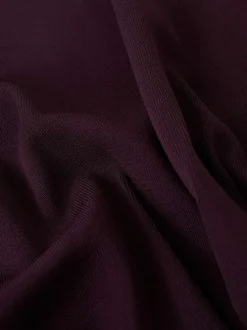 Top bordeaux uni pourvu d'une coupe droite et d'un col rond