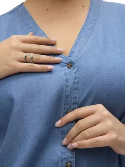 Top boutonné bleu indigo uni aspect denim à coupe droite fluide et à col v