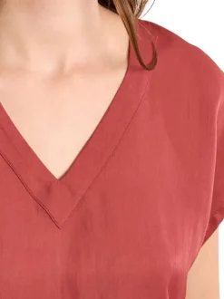 Top brique uni pourvu de manches courtes et d'une coupe droite