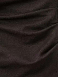 Top brun uni sans manche pourvu d'un col v et d'une coupe ajustée