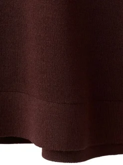 Top chocolat uni en maille fine avec une coupe droite et un col montant à nouer