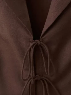 Top chocolat uni pourvu d'une coupe droite et d'un col à revers