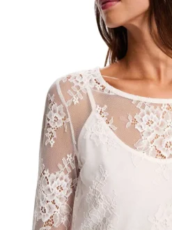 Top écru floral avec une coupe droite et des manches longues