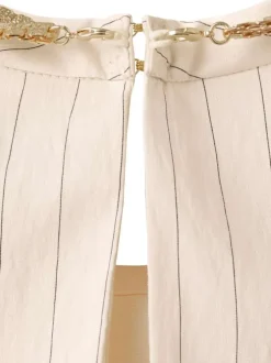 Top écru à rayures avec une coupe cropped et un bijou au col