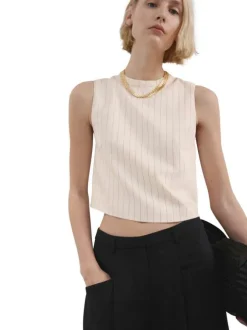 Top écru à rayures avec une coupe cropped et un bijou au col