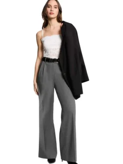 Top écru uni à coupe crop top, col rond et sans manches en dentelle