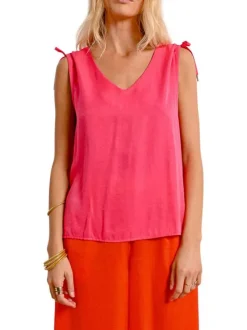Top de couleur rose uni avec une coupe droite un col v et sans manches