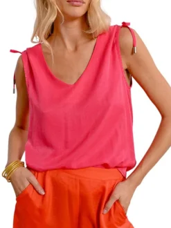Top de couleur rose uni avec une coupe droite un col v et sans manches