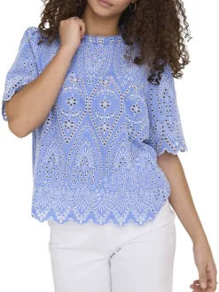 Top en coton bleu en broderie ajourée fleurie avec un col montant