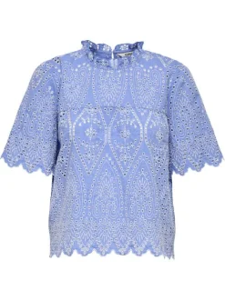 Top en coton bleu en broderie ajourée fleurie avec un col montant