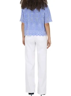 Top en coton bleu en broderie ajourée fleurie avec un col montant