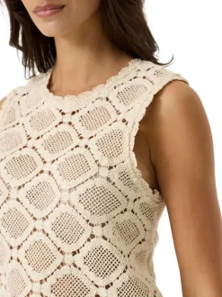 Top en coton écru en maille ajourée avec un col rond et une coupe droite